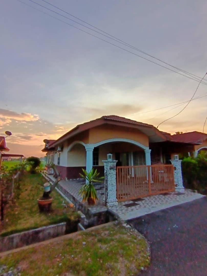 Ebnur Homestay Arau Exteriör bild
