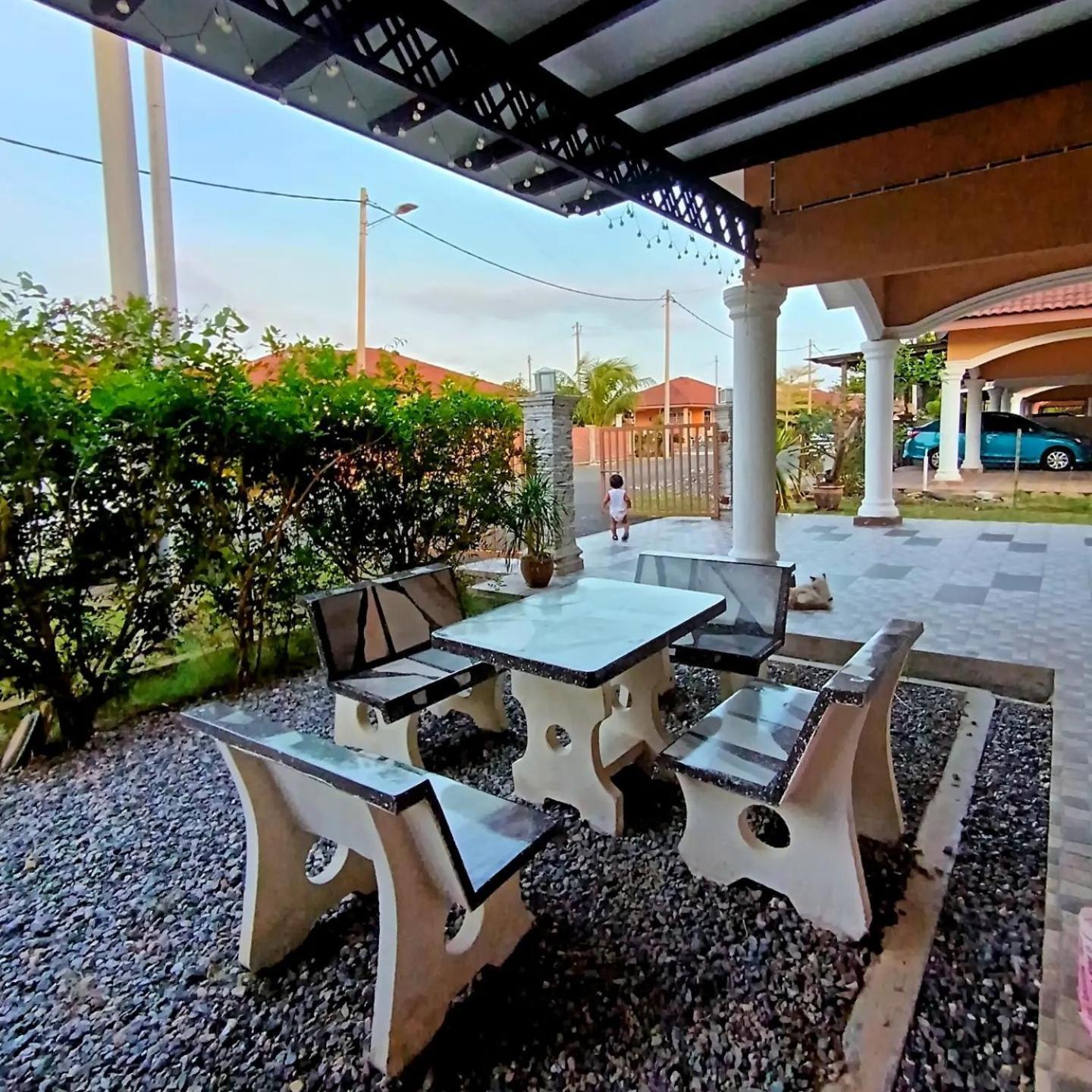 Ebnur Homestay Arau Exteriör bild