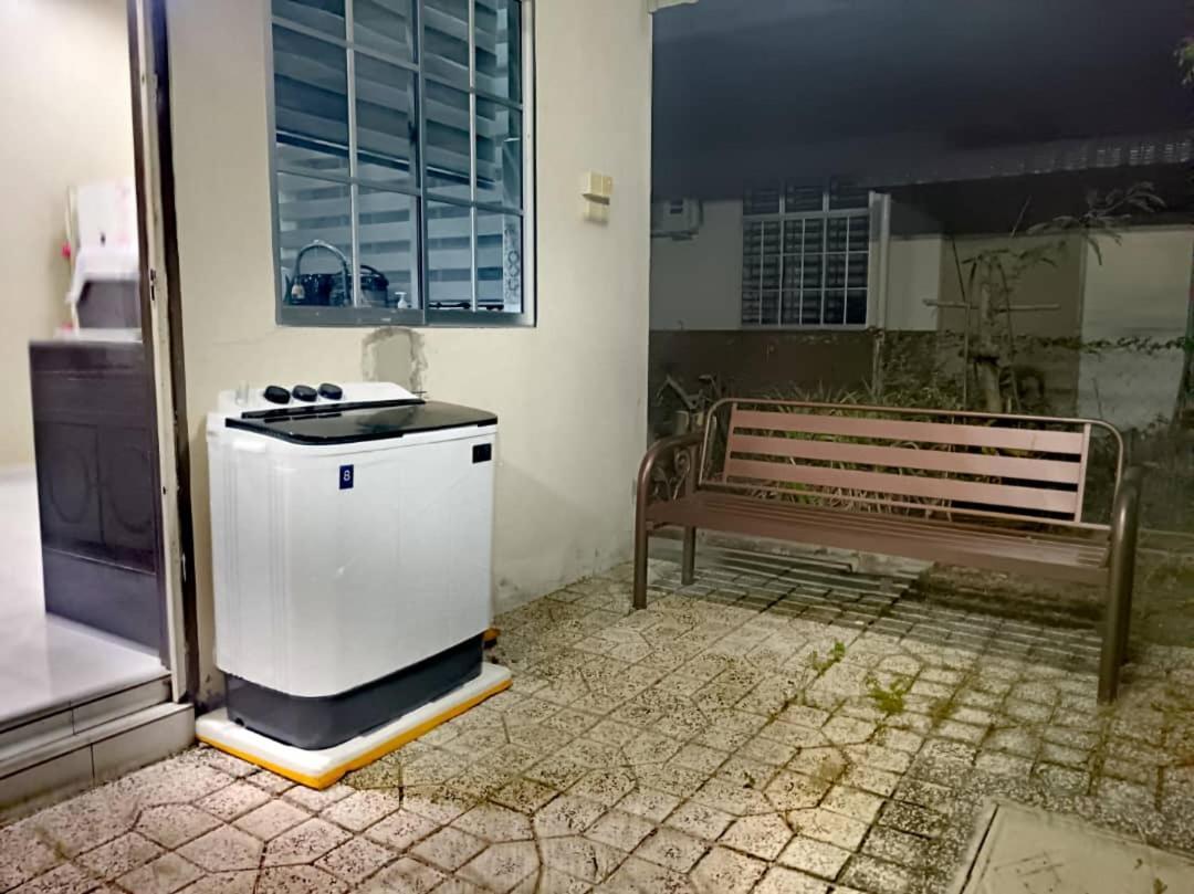Ebnur Homestay Arau Exteriör bild
